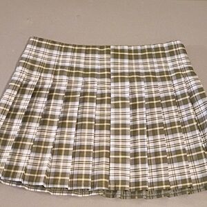 No Boundaries Plaid Pleated Skirt in Green and White Size Lx(15-17)